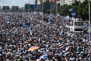 Messi dan Para Pemain Timnas Argentina Dievakuasi Menggunakan Helikopter Dari Parade di Buenos Aires