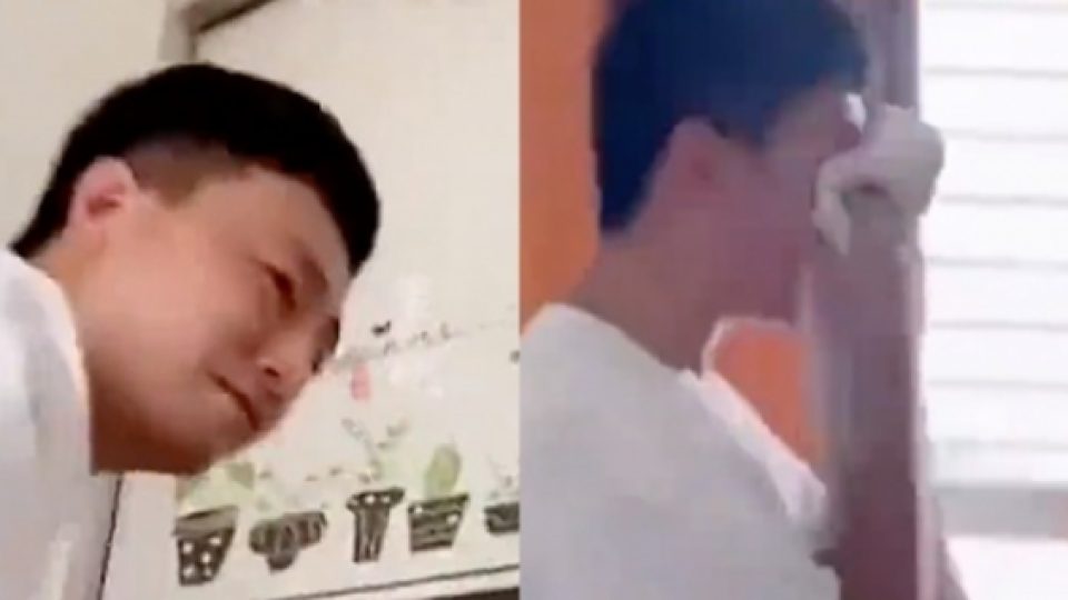 Ayah di China Ini Menangis Sedih Karena Putranya Dapat Nilai 6 dari Maksimal 100 Dalam Ujian Matematika