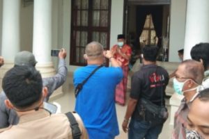 Gelar Konferensi Pers, Bupati Ogan Ilir Lalu Umumkan Dirinya Positif Corona Langsung di Depan Awak Media