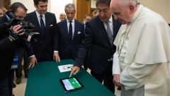 iPad Bekas Paus Francis Terjual dengan Harga USD 30,500