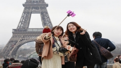 Paris Melarang Pengunjung Menggunakan Tongsis