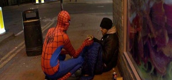 Spiderman Misterius Berkeliaran Untuk Membantu Gelandangan di Inggris